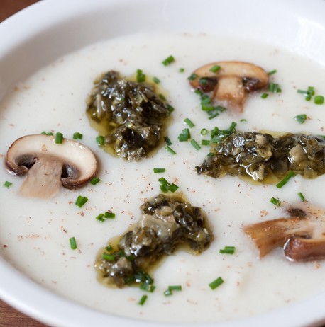 Crema de coliflor i bolets amb tartar d'algues