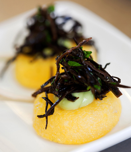 Canapé de polenta amb maionesa d'alvocat i caviar d'arame