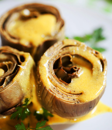 Carxofes exprés amb salsa de cúrcuma i lli