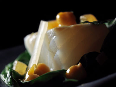 Bacallà amb cigrons i miso sobre un niu de bledes