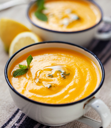Crema freda de pastanaga amb curri i oli de menta