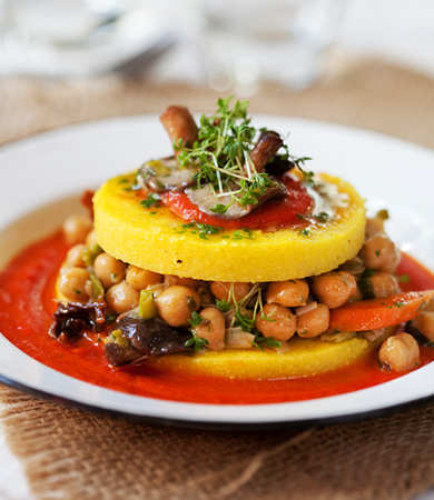 Timbal de polenta i cigrons amb salsa de tomàquet