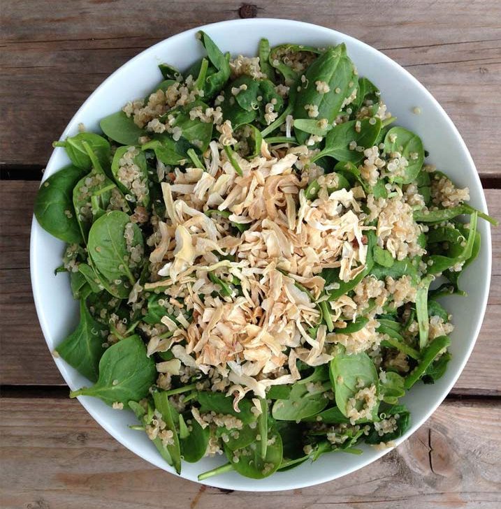 Amanida d'espinacs amb quinoa i ceba deshidratada