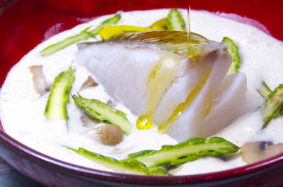 Llom de bacallà amb espàrrecs i xampinyons amb una emulsió d'oli de llinet i oliva