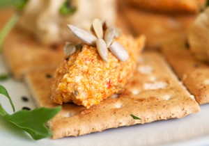 Paté de tofu amb pebrot escalivat i tàperes