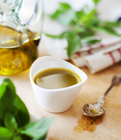 Oli d’alfàbrega d’elaboració casolana i ràpida