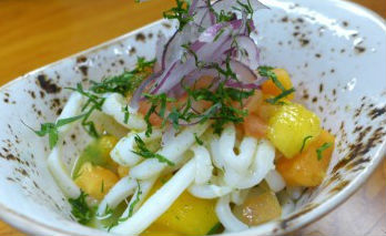 Amanida de papaia i mango amb calamars