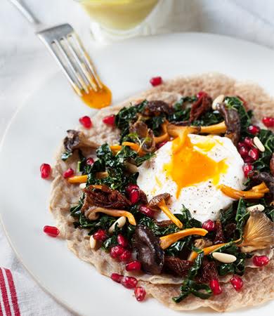 Creps de fajol amb kale, bolets i ou “poché”