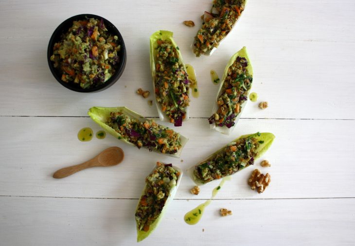 Endívies farcides amb picada de vegetals, alvocat i nous