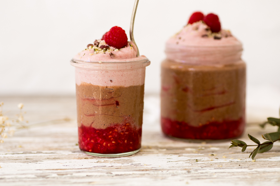 Smoothie cremoso de plátano y chocolate con frambuesas