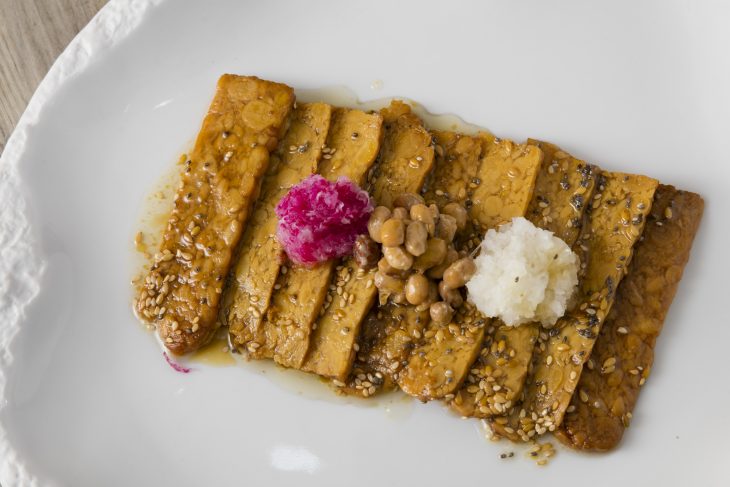 Tempeh macerat amb soja coreana, iogurt d’ovella i llavors