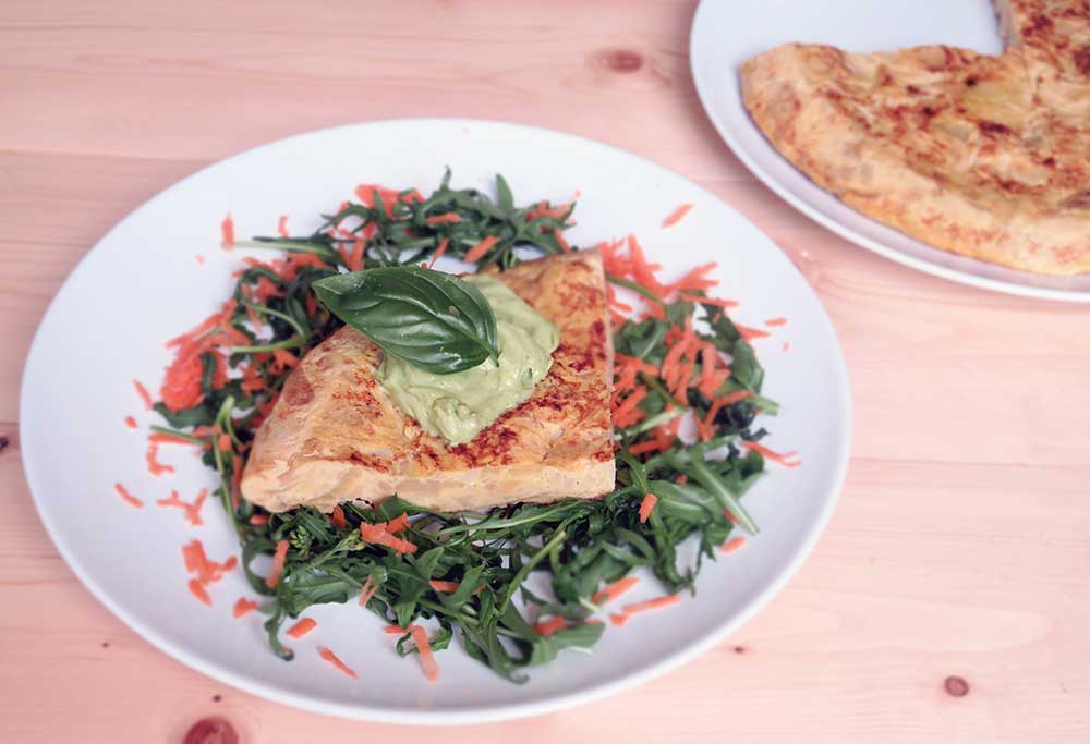 Truita de patata bullida amb salsa d'alvocat
