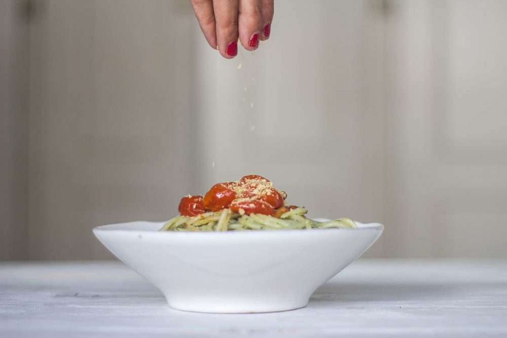 Espaguetis sense gluten amb pesto genovès i saltat picant de tomàquets