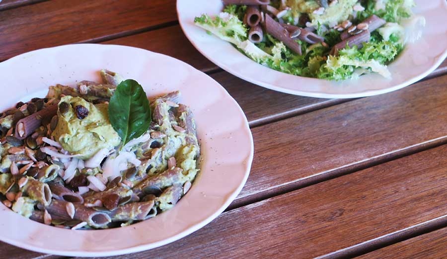 Macarrons de fajol al pesto d'avellanes i alvocat