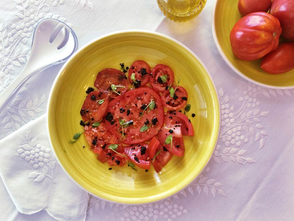 Tomàquets amb vinagreta d'all negre
