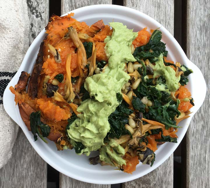 Moniato farcit de bolets i kale amb salsa d'alvocat