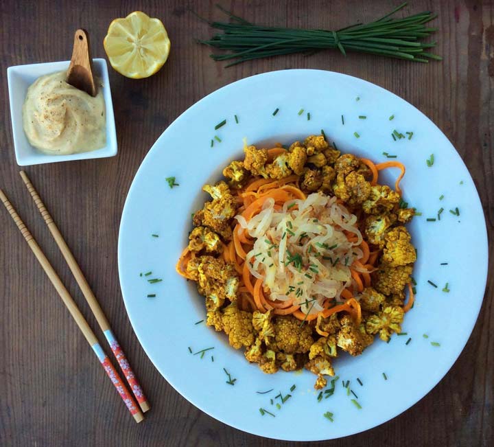 Coliflor 'garam masala' amb espaguetis de verdures