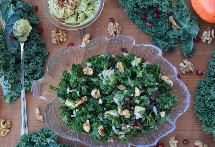 Ensalada de kale macerada con salsa de aguacate