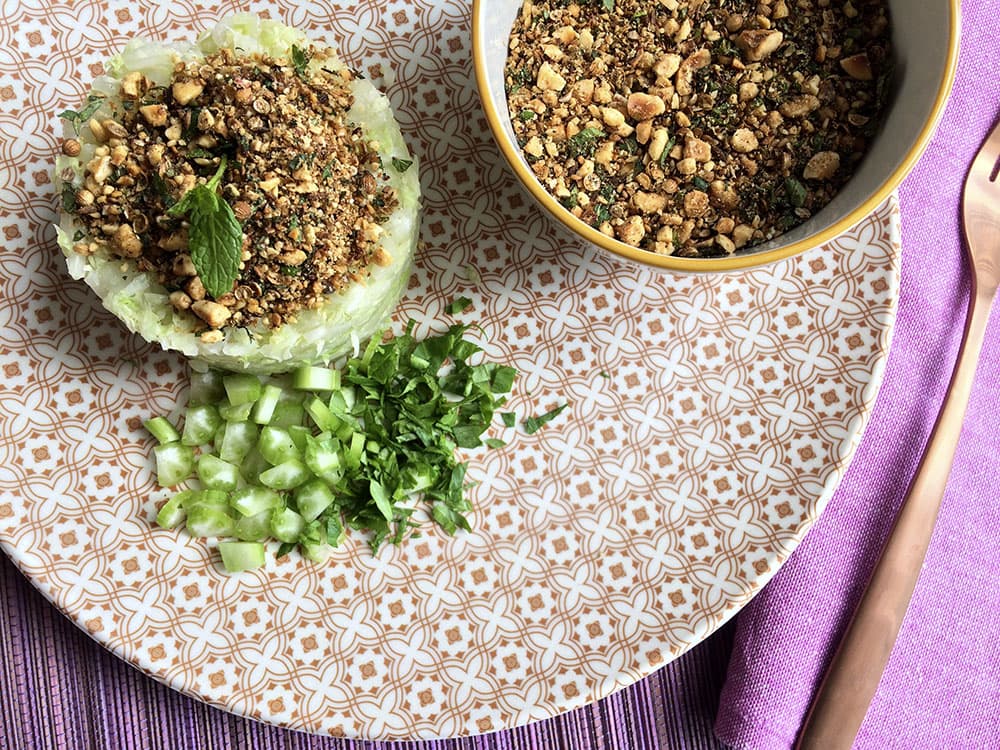 Ensalada detox de col china con dukkah