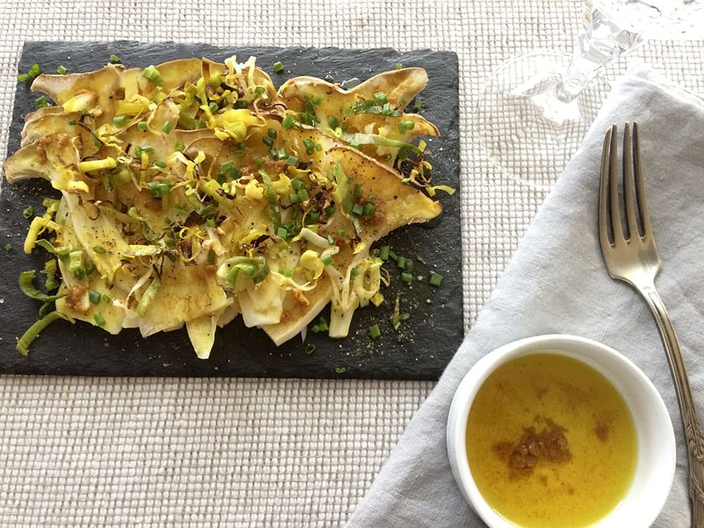 Carpaccio de setas con chips de puerro