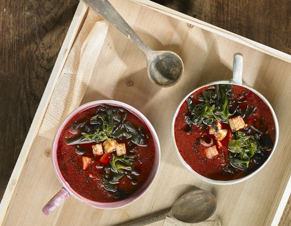 Sopa de miso y remolacha