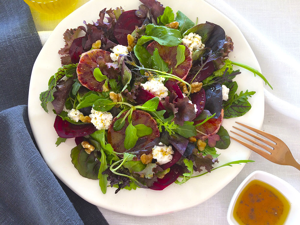 Ensalada de hojas verdes con remolacha, naranja y requesón