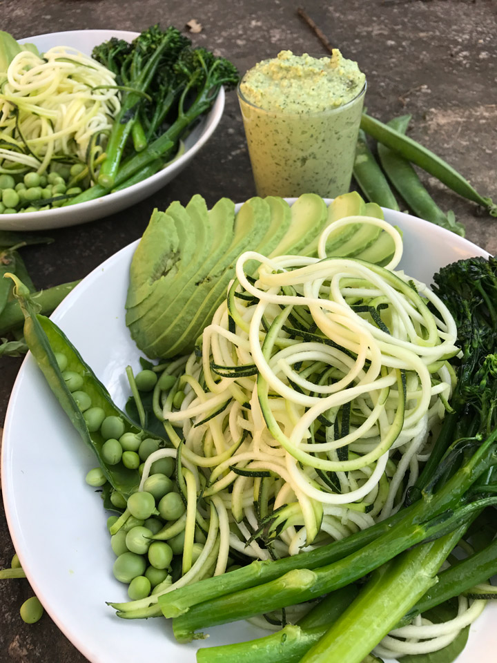 Espirales de calabacín con guisantes, bimi y salsa pesto
