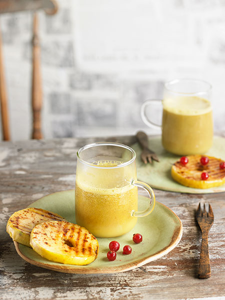 Cúrcuma Latte con rosquillas de manzana
