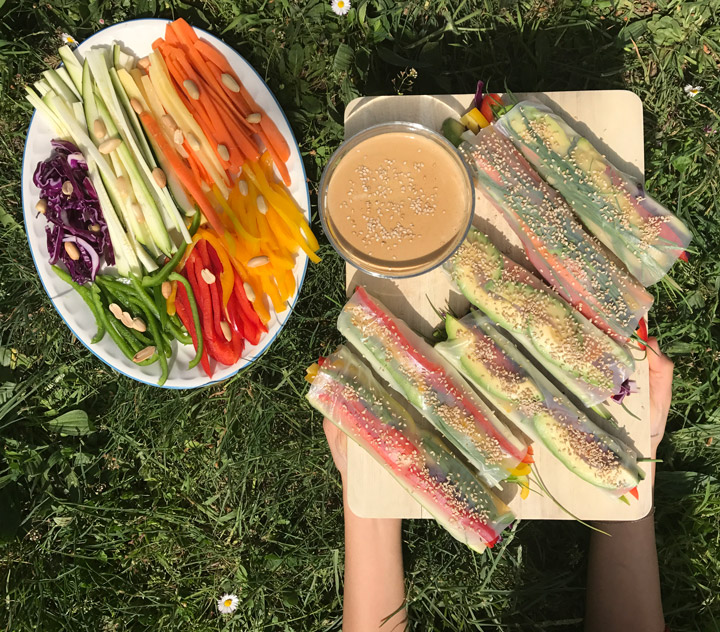 Rollitos de primavera con salsa de cacahuete