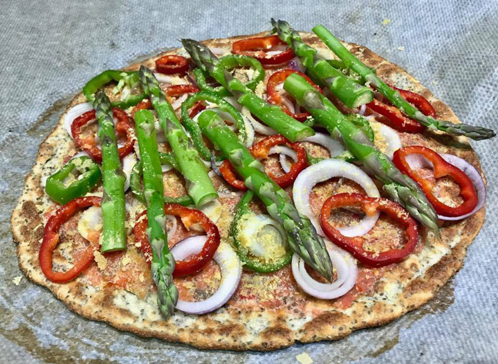 Pizza de coliflor con verduras