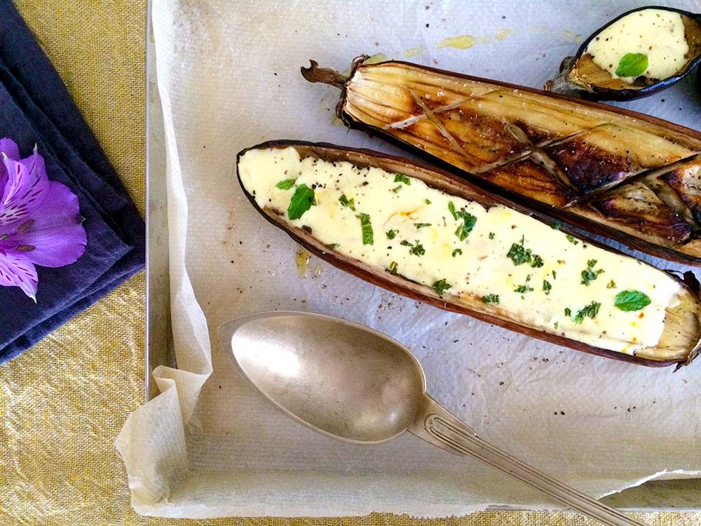 Berenjenas con crema de yogur griego y azafrán