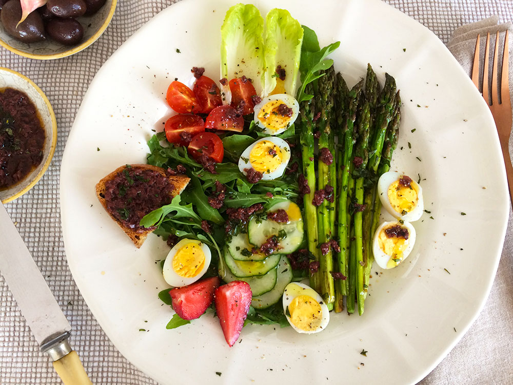 Ensalada de espárragos, huevos de codorniz y aliño mediterráneo