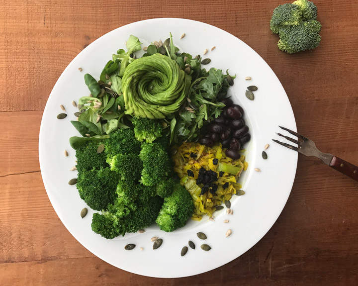 Brócoli y aguacate con aceitunas y puerro