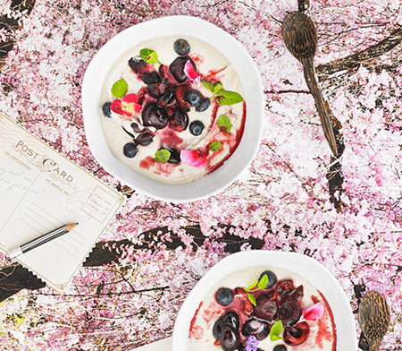 Crema de almendras y plátano con cerezas, arándanos y menta