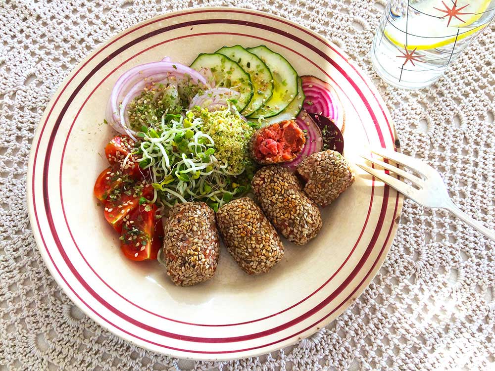 Croquetas de garbanzos, remolacha, anacardos y pistachos