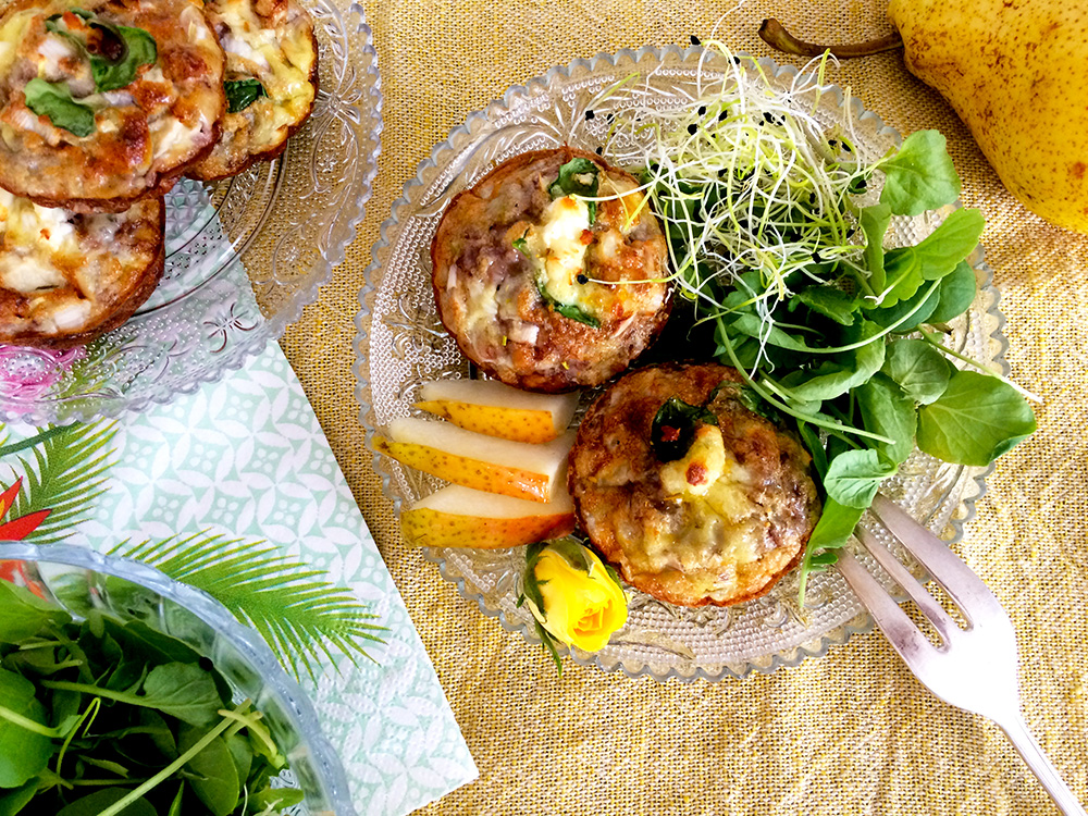 Minitortillas de pera, puerro y queso feta