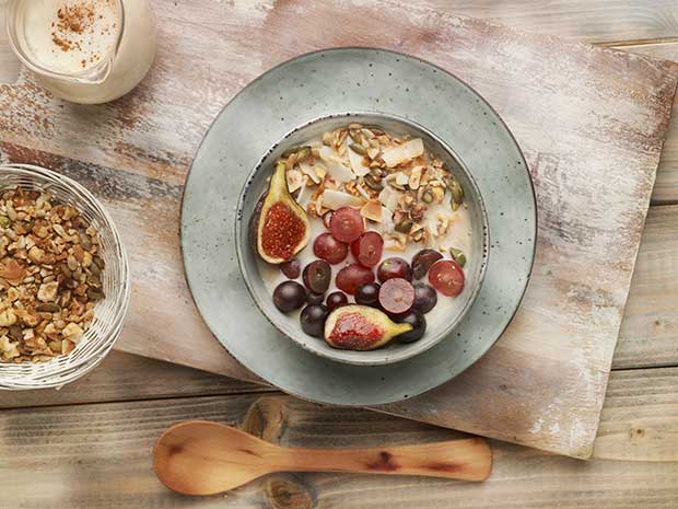 Granola sin cereal con fruta del tiempo