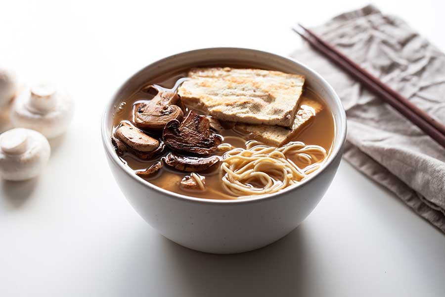 Sopa ramen vegana
