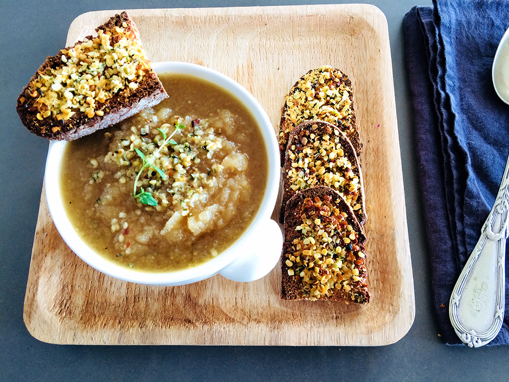 Sopa de ceba i farigola amb llavors de cànem