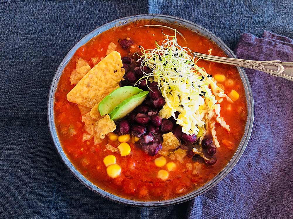Sopa de tomate y azukis con tortillas crujientes