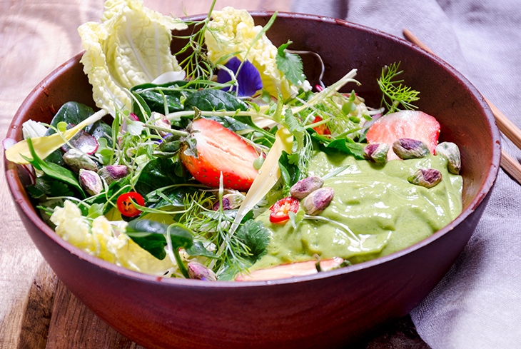 Ensalada variada con frutos rojos y frutos secos