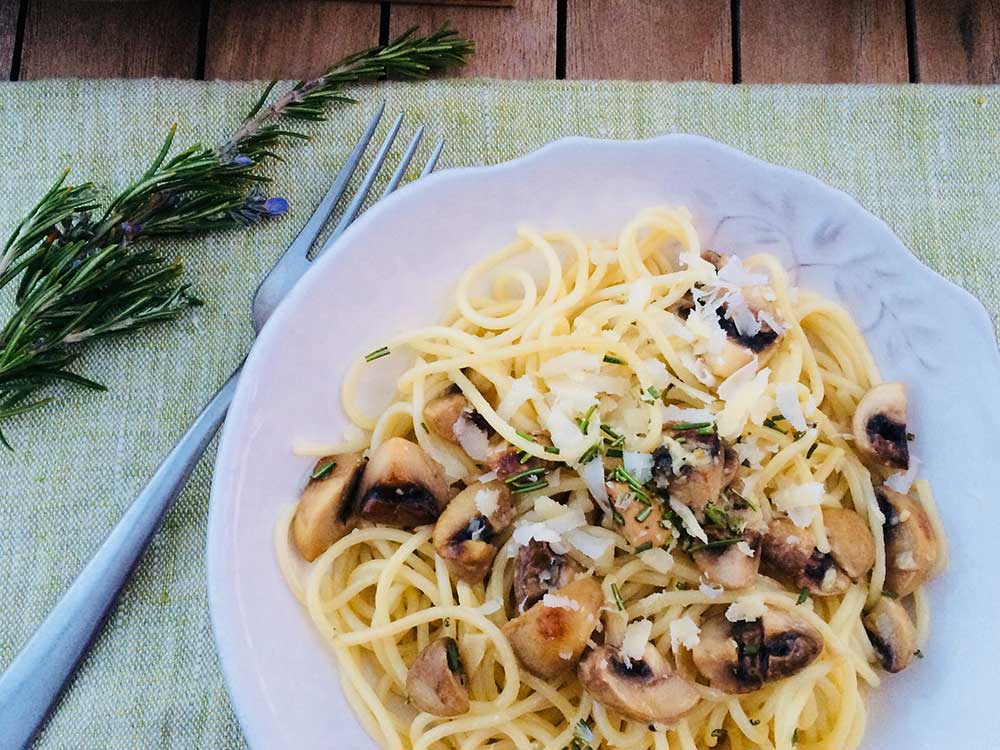 Carbonara de champiñones, ajo y romero
