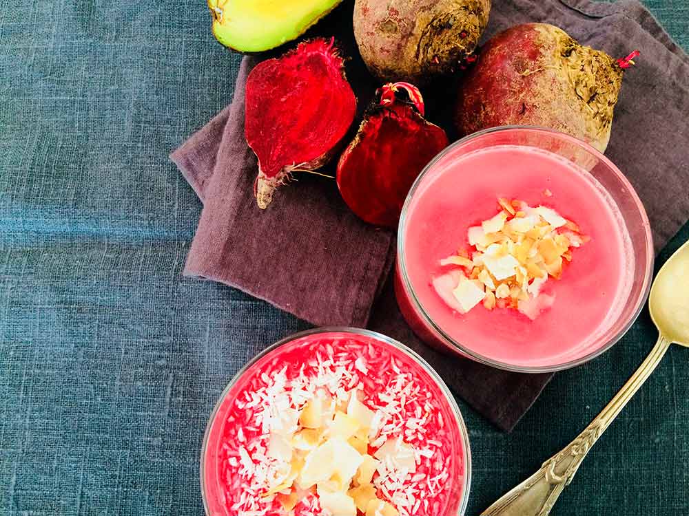 Crema de remolacha, judías, jengibre y chips de coco