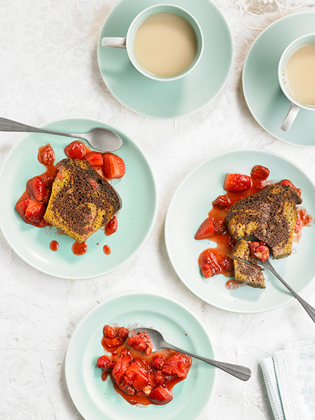 Pastel marmolado de calabacín, cacao y cúrcuma