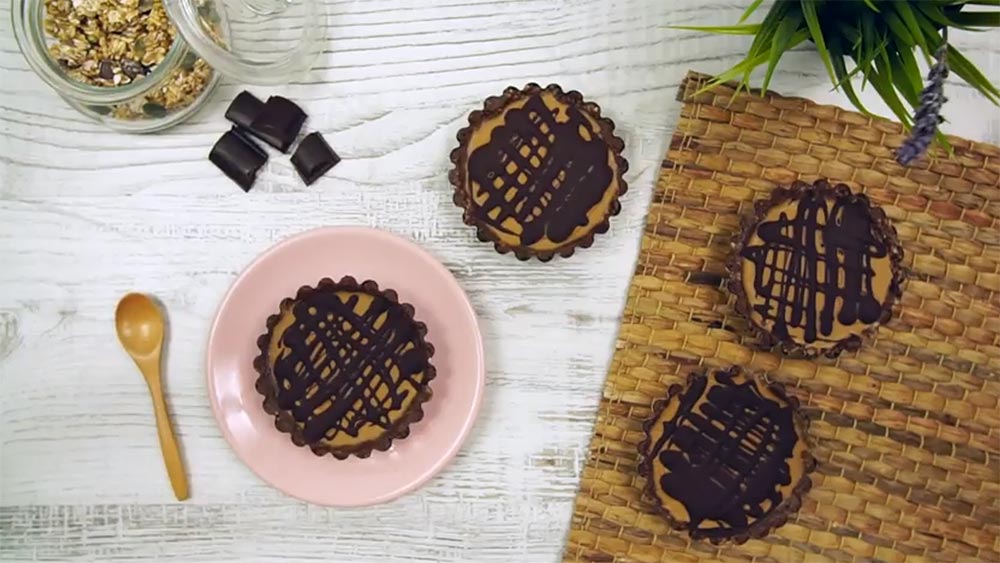 Tartaletas crudiveganas de cacahuete y chocolate