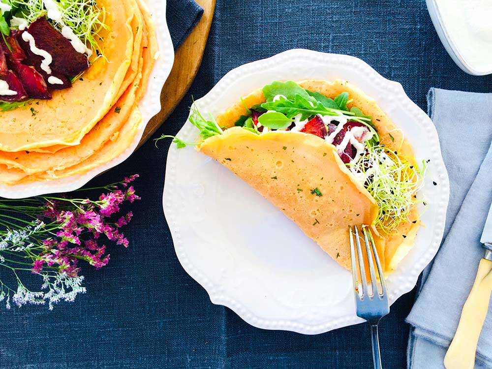 Creps de lenteja roja con ciruelas y salsa de anacardos