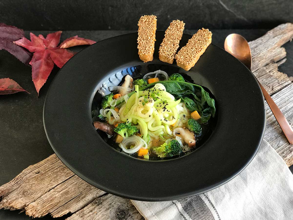 Ramen vegetal con tempeh crujiente