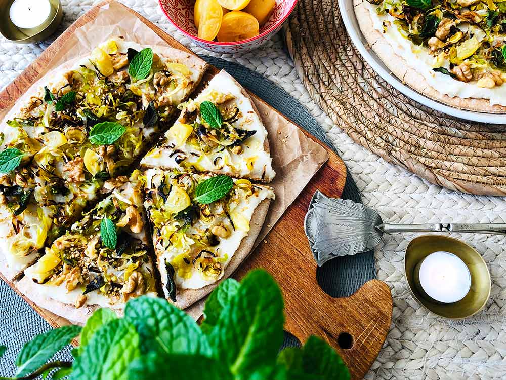 Pizza de coliflor, puerro, nueces y menta