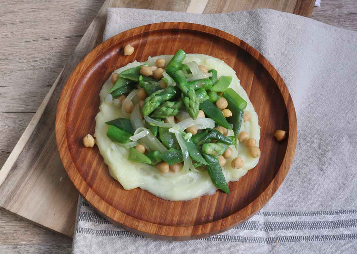 Saltat de verdures i cigrons amb puré de patates