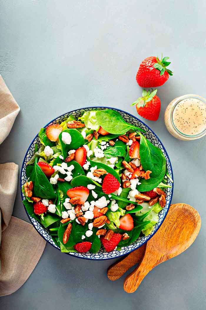 Ensalada rapida de espinacas y fresas